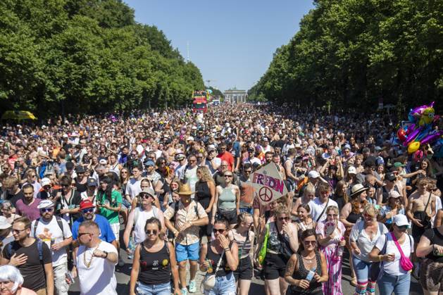 Police approved Techno Parade Rave the Planet, The Techno Parade Rave the Planet started around 2 p.m. at the Brandenburg Gate Around 300,000 partying people are expected Berlin Berlin Germany