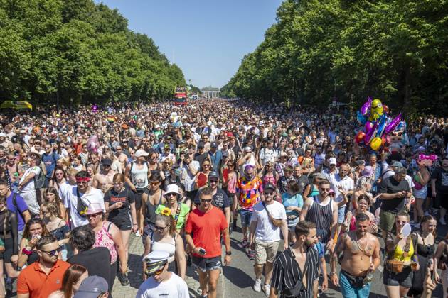 Police approved Techno Parade Rave the Planet, The Techno Parade Rave the Planet started around 2 p.m. at the Brandenburg Gate Around 300,000 partying people are expected Berlin Berlin Germany