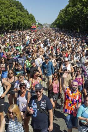 Police approved Techno Parade Rave the Planet, The Techno Parade Rave the Planet started around 2 p.m. at the Brandenburg Gate Around 300,000 partying people are expected Berlin Berlin Germany