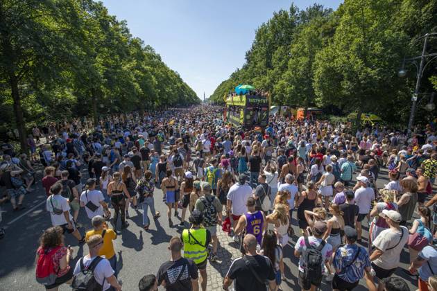 Police approved Techno Parade Rave the Planet, The Techno Parade Rave the Planet started around 2 p.m. at the Brandenburg Gate Around 300,000 partying people are expected Berlin Berlin Germany