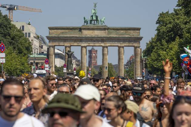Police approved Techno Parade Rave the Planet, The Techno Parade Rave the Planet started around 2 p.m. at the Brandenburg Gate Around 300,000 partying people are expected Berlin Berlin Germany