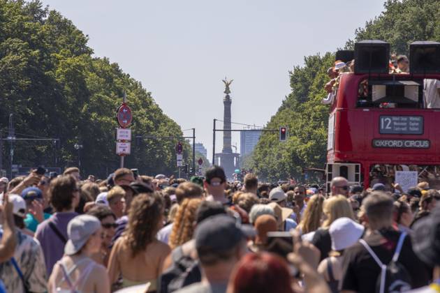 Police approved Techno Parade Rave the Planet, The Techno Parade Rave the Planet started around 2 p.m. at the Brandenburg Gate Around 300,000 partying people are expected Berlin Berlin Germany