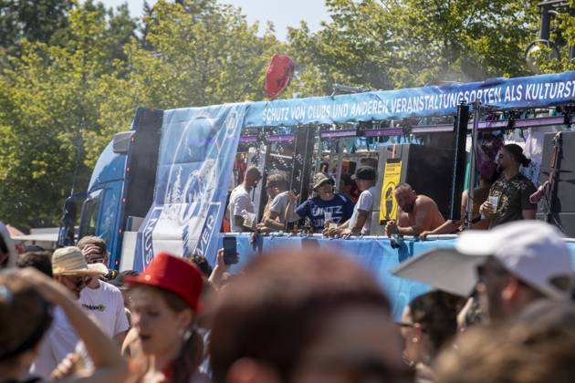 Police approved Techno Parade Rave the Planet, The Techno Parade Rave the Planet started around 2 p.m. at the Brandenburg Gate Around 300,000 partying people are expected Berlin Berlin Germany