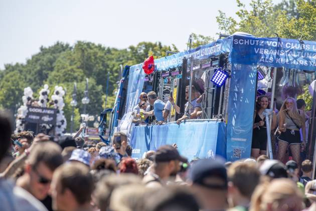 Police approved Techno Parade Rave the Planet, The Techno Parade Rave the Planet started around 2 p.m. at the Brandenburg Gate Around 300,000 partying people are expected Berlin Berlin Germany