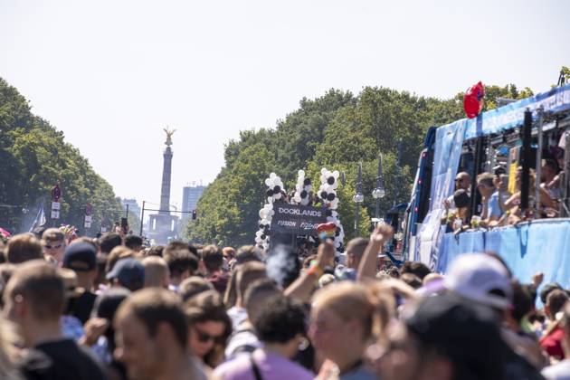 Police approved Techno Parade Rave the Planet, The Techno Parade Rave the Planet started around 2 p.m. at the Brandenburg Gate Around 300,000 partying people are expected Berlin Berlin Germany