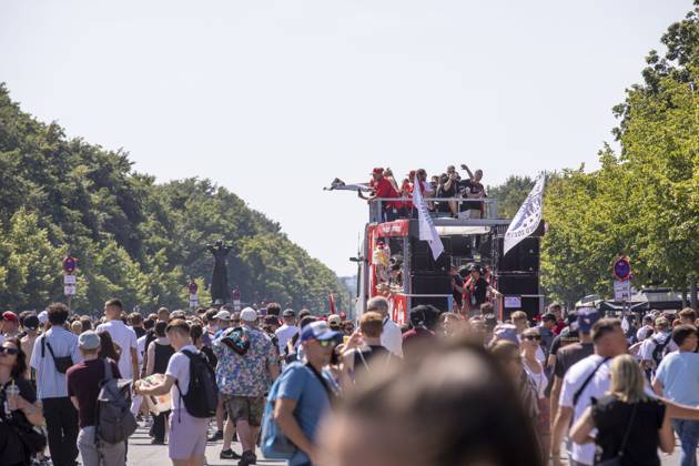 Police approved Techno Parade Rave the Planet, The Techno Parade Rave the Planet started around 2 p.m. at the Brandenburg Gate Around 300,000 partying people are expected Berlin Berlin Germany