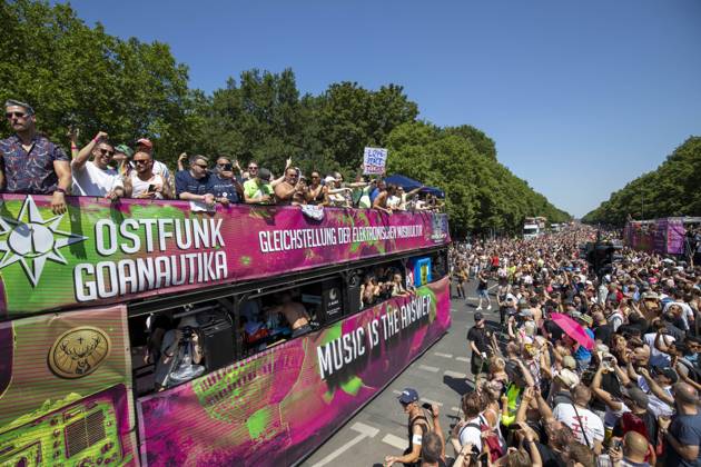 Police approved Techno Parade Rave the Planet, The Techno Parade Rave the Planet started around 2 p.m. at the Brandenburg Gate Around 300,000 partying people are expected Berlin Berlin Germany