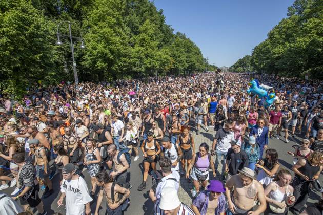Police approved Techno Parade Rave the Planet, The Techno Parade Rave the Planet started around 2 p.m. at the Brandenburg Gate Around 300,000 partying people are expected Berlin Berlin Germany
