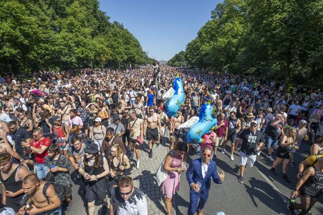 Police approved Techno Parade Rave the Planet, The Techno Parade Rave the Planet started around 2 p.m. at the Brandenburg Gate Around 300,000 partying people are expected Berlin Berlin Germany
