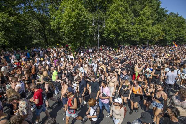 Police approved Techno Parade Rave the Planet, The Techno Parade Rave the Planet started around 2 p.m. at the Brandenburg Gate Around 300,000 partying people are expected Berlin Berlin Germany
