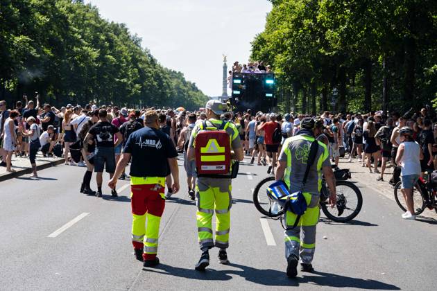 08 07 2023,Tens of thousands of people take part in techno parade Rave the Planet Loveparade founder Dr Motte is the organizer Straße des 17 Juni in Großer Tiergarten Paramedics are on the scene