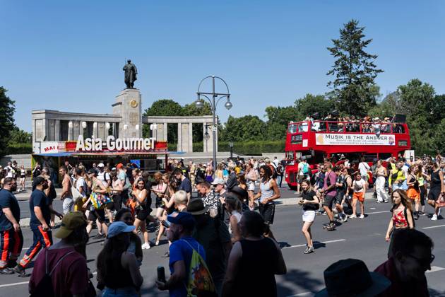 08 07 2023,Tens of thousands of people take part in techno parade Rave the Planet Loveparade founder Dr Motte is the organizer Straße des 17 Juni in Großer Tiergarten Soviet memorial