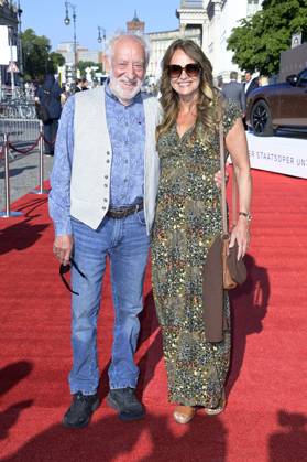 Dieter Hallervorden with wife Christiane Zander at the BMW X Staatsoper Unter den Linden event at the event Staatsoper für alle with Don Carlo as a live broadcast on the Bebelplatz Berlin, 08 07 2023 Foto:xF.xKernx xFuturexImage