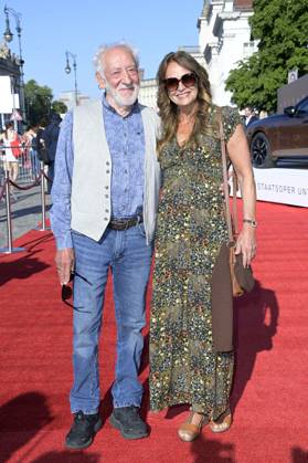 Dieter Hallervorden with wife Christiane Zander at the BMW X Staatsoper Unter den Linden event at the event Staatsoper für alle with Don Carlo as a live broadcast on the Bebelplatz Berlin, 08 07 2023 Foto:xF.xKernx xFuturexImage