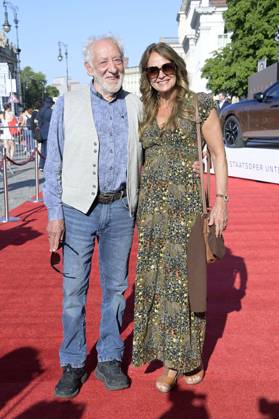 Dieter Hallervorden with wife Christiane Zander at the BMW X Staatsoper Unter den Linden event at the event Staatsoper für alle with Don Carlo as a live broadcast on the Bebelplatz Berlin, 08 07 2023 Foto:xF.xKernx xFuturexImage