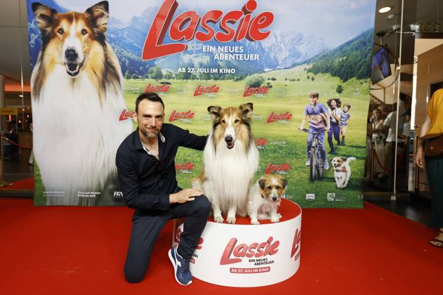 Beniamino Brogi with the film dogs Lassie and Jack Russell Terrier Pippa at the Lassie A New Adventure film premiere on 9 06 2023 in Berlin Lassie film premiere in Berlin