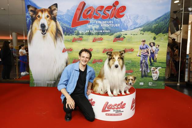 Julian Janssen with the film dogs Lassie and Jack Russell Terrier Pippa at the Lassie A New Adventure film premiere on 9 06 2023 in Berlin Lassie film premiere in Berlin