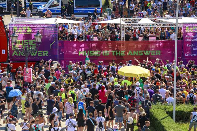 Rave the Planet 2023 Germany, Berlin on 08 July 2023 organizer of the music and dance event Rave the Planet Dr Motte bürgerlich Matthias Roeingh at the welcome speech on the techno bus with the motto for 2023 Music is the answer Weitaufnahme, Totale