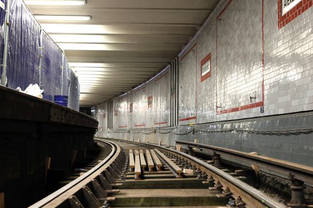 10 07 2023, Berlin Germany At the U station Alexanderplatz, the track of the U2 is closed because of an accident, here the ballast is already removed, planks are in place