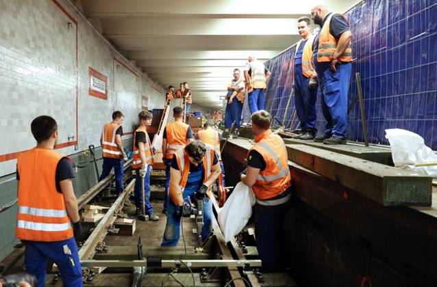 10 07 2023, Berlin Germany At the Alexanderplatz underground station, construction work is underway on the U2 track, which has been closed due to an accident Holes are drilled for planks, the straight line is measured and then the screws are tightened.