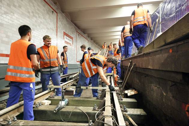 10 07 2023, Berlin Germany At the Alexanderplatz underground station, construction work is underway on the U2 track, which has been closed due to an accident Holes are drilled for planks, the straight line is measured and then the screws are tightened.