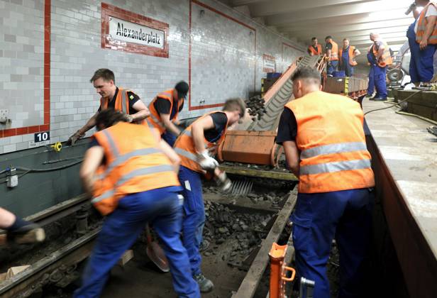10 07 2023, Berlin Germany At the U station Alexanderplatz at the track of the U2, which is closed because of an accident, powerful construction work is being carried out Ballast is being removed and stored temporarily