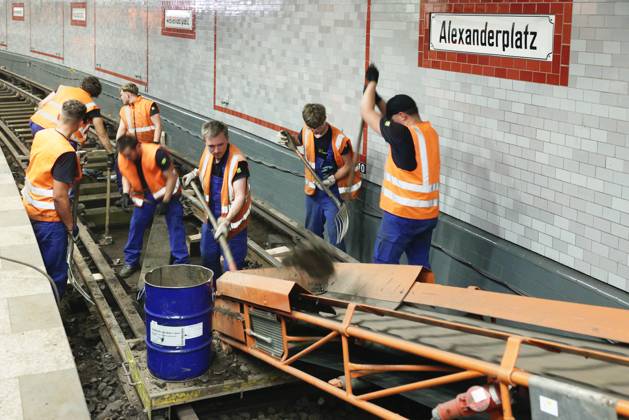 10 07 2023, Berlin Germany At the U station Alexanderplatz at the track of the U2, which is closed because of an accident, powerful construction work is being carried out Ballast is being removed and stored temporarily