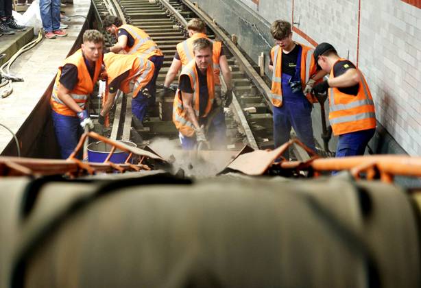 10 07 2023, Berlin Germany At the U station Alexanderplatz at the track of the U2, which is closed because of an accident, powerful construction work is being carried out Ballast is being removed and stored temporarily