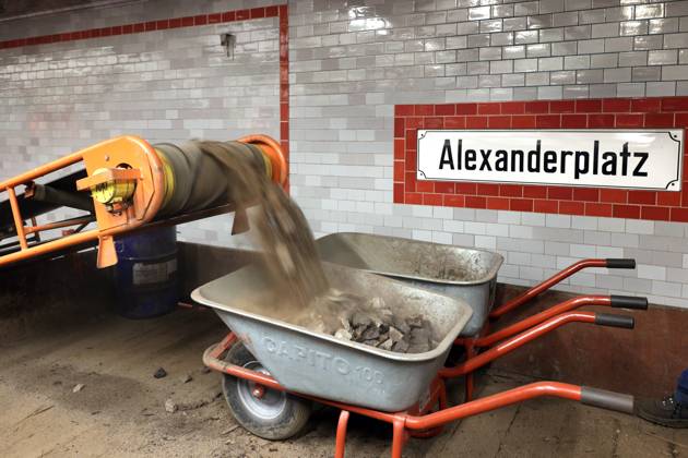 10 07 2023, Berlin Germany At the U station Alexanderplatz at the track of the U2, which is closed because of an accident, powerful construction work is being carried out Ballast is being removed and stored temporarily