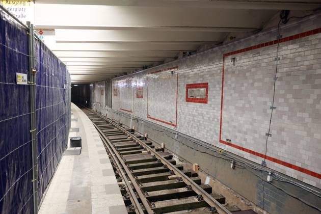 10 07 2023, Berlin Germany At the U station Alexanderplatz, the track of the U2 is closed because of an accident, here the ballast is already removed, planks are in place