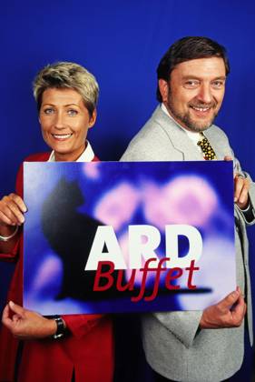 Jacqueline Stuhler und Bernd Schröder präsentieren das Logo zum Magazin ARD Buffet , Deutschland 1998. Copyright: HartwigxValdmanis Nur redaktionelle Nutzung. Editorial usage only. VAL_7205000258