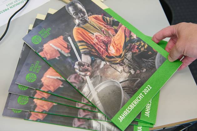 Welthungerhilfe presents its annual report 2022 on 13 07 2023 in Berlin The increased food prices due to the war in Ukraine lead to more hunger in the world Many people can no longer afford basic food, warns Welthungerhilfe In the picture Brochures of the annual report See epd news of 13 07 2023 EDITORIAL USE ONLY Copyright: epd-bild ChristianxDitsch epd-Welthungerhilfe2-kopieren