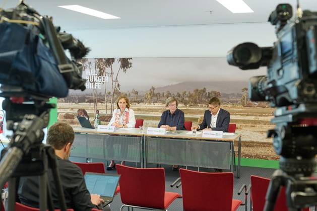 Welthungerhilfe presents its annual report 2022 on 13 07 2023 in Berlin The increased food prices due to the war in Ukraine lead to more hunger in the world Many people can no longer afford basic food, warns Welthungerhilfe In the picture from left Simone Pott, mode Copyright: epd-bild ChristianxDitsch epd-Welthungerhilfe5-kopieren