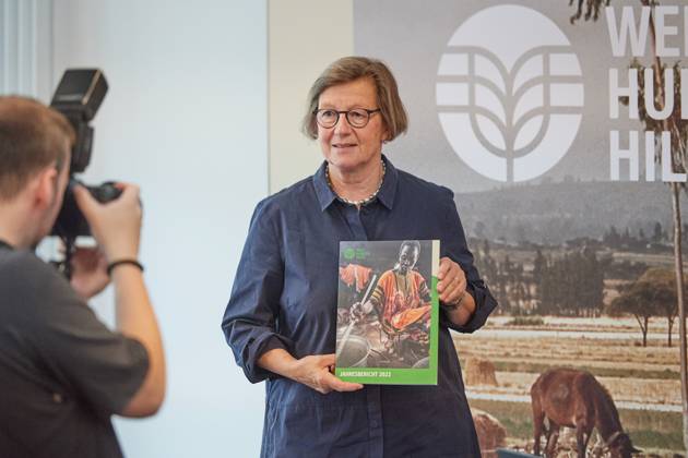 Welthungerhilfe presents its annual report 2022 on 13 07 2023 in Berlin The increased food prices due to the war in Ukraine lead to more hunger in the world Many people can no longer afford basic food, warns Welthungerhilfe In the picture Marlehn Thieme, President Welthungerhilfe, holds the brochure o Copyright: epd-bild ChristianxDitsch epd-Welthungerhilfe7-kopieren