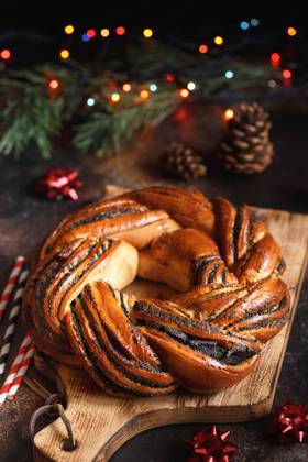 IMAGO Creative: Food, Mohn Sweet Bread Wreath. Honey brioche garland with dried berries and nuts. Holiday recipes. Braided Bread.Twist Bread Wreath. Christmas Wreath Bread Sweet Bread Wreath. Honey brioche garland with dried berries and nuts. Holiday recipes. Braided Bread.Twist Bread Wreath with poppy seeds. Christmas Wreath Bread Copyright: xZoonar.com NATALIIAxZHEKOVAx 16477450