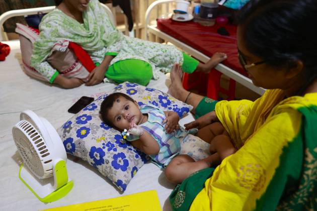 Bangladesh Confronts Surge In Dengue Cases - Dhaka Children suffer from dengue fever receive medical treatment at a hospital, in Dhaka, Bangladesh, July 14, 2023. . Dengue infection has increased five times since 1 January to 31 May this year in Bangladesh. Children aged less than 15 years suffer from dengue fever the most. Dengue infection rates are usually high during monsoon and in the slum areas. Four variations of this virus have been identified. If infected with more than one variation or for the second time, severity of the infection is way more intense. Since many children are being diagnosed with dengue for the second or third time now, the situation is getting complicated. Meanwhile, many children with dengue infection are being a  Copyright: xSuvraxKantixDas ABACAx 860725_017 SuvraxKantixDas ABACAx 860725_017
