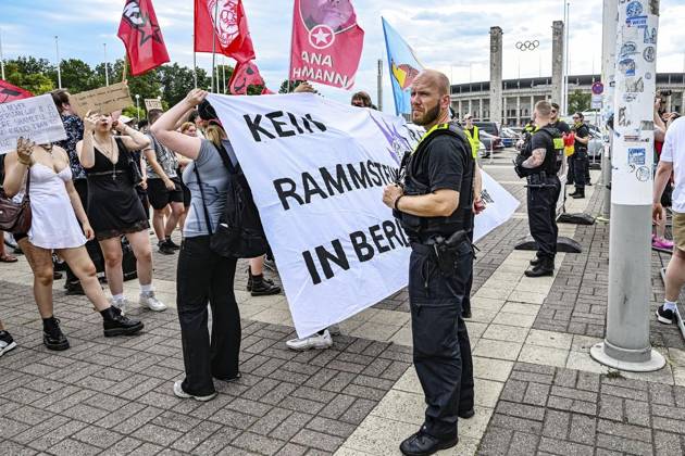 <p>Demo Kein Rammstein in Berlin! Olympiaplatz, 400 Teilnehmer angemeldet, fotografiert am 15. Juli 2023 in Berlin. Deutschland Berlin Berlin Copyright: MaurizioxGambarini