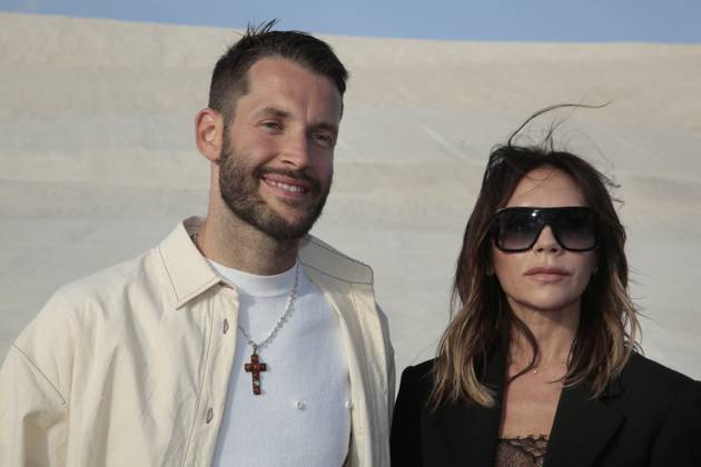 Le Papier Jacquemus Front Row - Arles Simon Porte Jacquemus and Victoria Beckham during the Le Papier (The Paper) Jacquemus Fashion Show on June 27, 2022 in Arles, France.Photo by Patrick Aventurier ABACAPRESS.COM Arles France  Copyright: xAventurierxPatrick ABACAx 815614_149 AventurierxPatrick ABACAx 815614_149 
