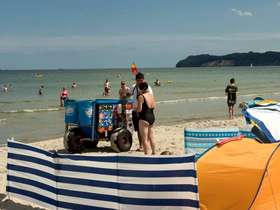 13 07 2023 View of the beach of Binz on the island of Rügen in Mecklenburg Vorpommern A man sells ice cream to a vacationer at an ice cream truck Binz is the largest seaside resort on the island of Rügen The municipality belongs to the district of Vorpommern Rügen in Mecklenburg V