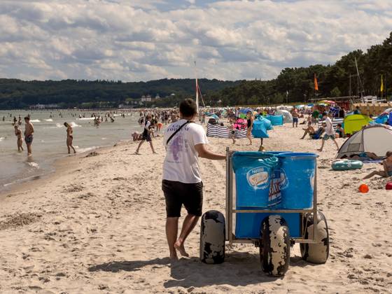 13 07 2023 View of the beach of Binz on the island of Rügen in Mecklenburg Vorpommern A man pushes an ice cream cart in front of him Binz is the largest seaside resort on the island of Rügen The municipality belongs to the district of Vorpommern Rügen in Mecklenburg Vorpommern The Baltic seasid