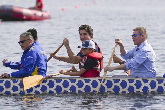 July 17, 2023, Halifax, NS, Canada: Prime Minister Justin Trudeau, centre, and his son Hadrien join chiefs and other dignitaries in paddling across Lake Banook prior to Canoe Kayak competition at the North American Indigenous Games 2023 in Halifax, Monday, July 17, 2023. Halifax Canada  - ZUMAc35_ 20230717_zaf_c35_071 Copyright: xDarrenxCalabresex