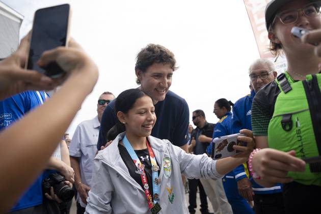 July 17, 2023, Halifax, NS, Canada: Prime Minister Justin Trudeau, centre, poses with athletes prior to Canoe Kayak competition at the North American Indigenous Games 2023 in Halifax, Monday, July 17, 2023. Halifax Canada  - ZUMAc35_ 20230717_zaf_c35_075 Copyright: xDarrenxCalabresex