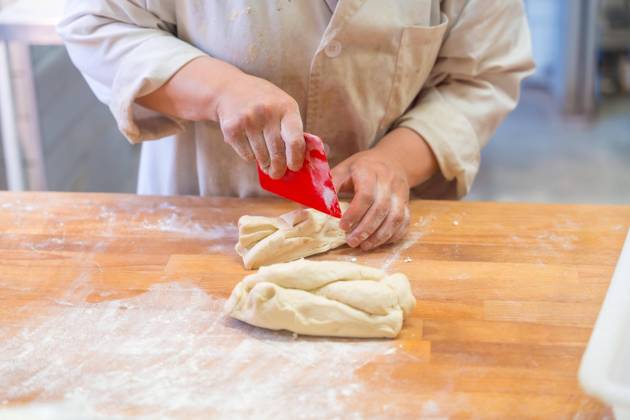 Employees one Bread machines in the Workshop a handicraft Bakery at Cutting from Dough Copyright: imageBROKER/UnaixHuizi ibxuhu09402063.jpg ,model released, Symbolfoto ,property released