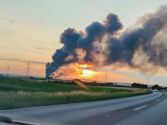 News Bilder des Tages Großbrand in Lauffen: Firmengebäude im Brühl 80 steht in Vollbrand, Rauchsäule bis nach Marbach sichtbar 22.07.2023: Am Samstagabend ereignete sich ein verheerender Großbrand in Lauffen, bei dem das Firmengebäude in der Straße, Im Brühl 80 vollständig in Flammen aufging. Die Rauchsäule war sogar bis in den Landkreis Ludwigsburg, genauer gesagt bis nach Marbach, sichtbar. Die Rettungskräfte der Feuerwehr waren schnell vor Ort und befinden sich derzeit im Großeinsatz, um das Feuer unter Kontrolle zu bringen. Das Ausmaß des Brandes ist beträchtlich. Die Einsatzleitung koordiniert die Maßnahmen, um die Lage schnellstmöglich unter Kontrolle zu bringen. Der Brandort, das Gebäude des betroffenen Unternehmens, ein Spezialisten für Elektrofahrzeug