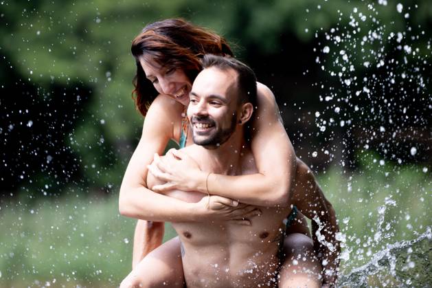 CREATIVE - Paar am See in Berlin Berlin, Deutschland - 25. Juli 2023: (CREATIVE) Ein Mann trägt Huckepack eine Frau (Models) und genießen einen Sommertag an der Krummen Lanke, einem See in Berlin. Berlin