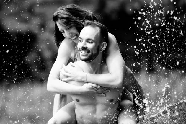 CREATIVE - Paar am See in Berlin Berlin, Deutschland - 25. Juli 2023: (CREATIVE) Ein Mann trägt Huckepack eine Frau (Models) und genießen einen Sommertag an der Krummen Lanke, einem See in Berlin. Berlin
