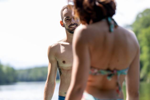 CREATIVE - Paar am See in Berlin Berlin, Deutschland - 25. Juli 2023: (CREATIVE) Ein Mann und eine Frau (Models) genießen einen Sommertag an der Krummen Lanke, einem See in Berlin. Berlin