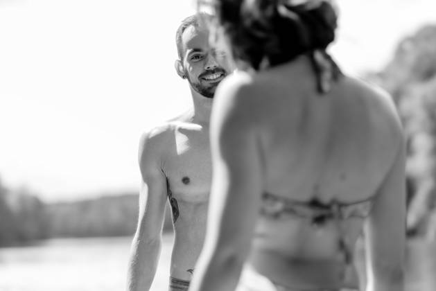 CREATIVE - Paar am See in Berlin Berlin, Deutschland - 25. Juli 2023: (CREATIVE) Ein Mann und eine Frau (Models) genießen einen Sommertag an der Krummen Lanke, einem See in Berlin. Berlin