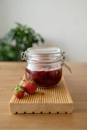 IMAGO Creative, Jahreszeit Sommer, Food, Marmelade kochen PR_ID15648_4255_Room.jpg Closeup of glass of strawberry jam with fresh ripe strawberry fruits placed on wooden cutting board over table against blurred background, Property released MR LiliyaSolopova_ID15648_475537_024 Copyright: xLiliyaxSolopovax Model Released