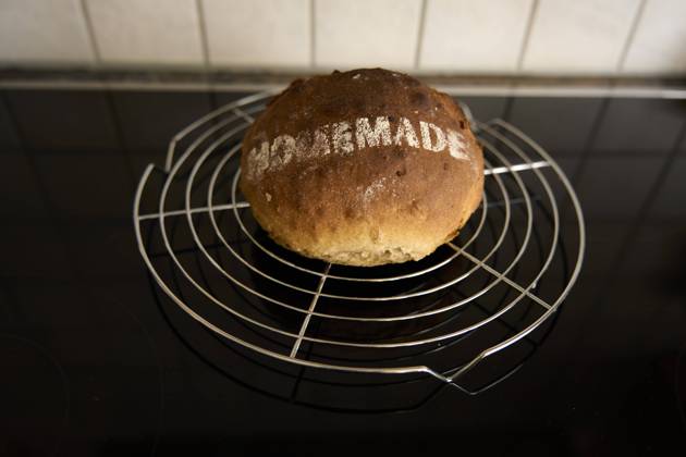 Bread, round, with Logo homemade, at Stainless steel Abkühlgitter 1082502307